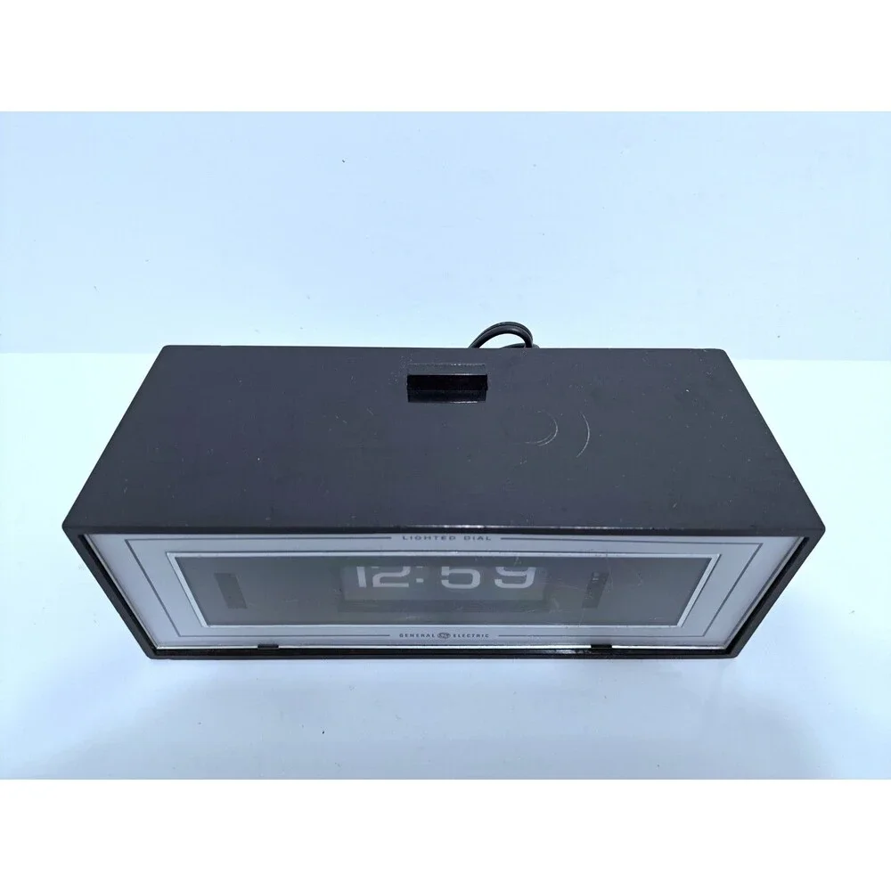 Vintage GE General Electric Flip Clock Model 8142-4 Lighted Dial Alarm Clock